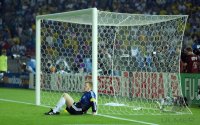 FUSSBALL Weltmeisterschaft  Oliver Kahn am Boden