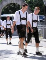1. Fussball Bundesliga : FC Bayern in Lederhosen bei Paulaner
