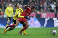Fussball 1. Bundesliga, Saison 2011/2012: Moritz Leitner (li, Borussia Dortmund) gegen Luiz Gustavo (FC Bayern Muenchen)
