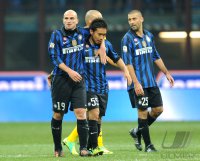 FUSSBALL SERIE A:  Esteban Cambiasso, Yuto Nagatomo , Walter Samuel (v. li., Inter Mailand)