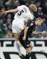 Fussball 1. Bundesliga: Gladbach - Hamburg, Zweikampf