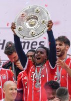Fussball, 1. Bundesliga  Saison 16/17: Jubel FC Bayern Muenchen mit Schale