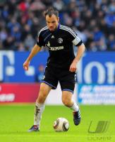 FUSSBALL, 1. BUNDESLIGA, 27. Spieltag: Schalke, WESTERMANN am Ball