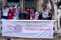 Fussball:  Das Team mit Banner DANKE UNTERHACHING