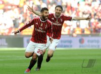 FUSSBALL SERIE A: Jubel Antonio Nocerino mit Mark Van Bommel (v.li., AC Mailand)