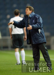 Trainer Rehhagel gibt Anweisungen