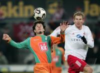 Fussball 1. Bundesliga: Koeln - Bremen, Zweikampf