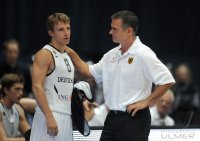 Basketball Nationalmannschaft 2011/2012 : Heiko Schaffartzik mit dem Trainer Dirk Bauermann (Deutschland)