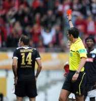1. Fussball Bundesliga: Schiri Deniz Aytekin zeigt Josip Simunic (TSG 1899 Hoffenheim) die ROTE KARTE
