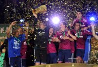 Fussball: DFB Pokal Finale:  Jubel mit POKAL, Jefferson Farfan , Torwart Manuel Neuer , Benedikt Hoewedes , Joel Matip , Danilo Avelar (v. li., FC Schalke 04)