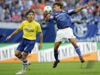 Fussball 1. Bundesliga: Schalke - Berlin, Zweikampf