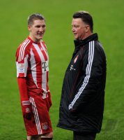 Fussball 1. Bundesliga : Bastian Schweinsteiger (FC Bayern Muenchen) verlaengert seinem Vertrag um weitere Fuenf Jahre mit Trainer Louis van Gaal