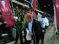 Fussball  International: Pokalfinale Schweiz 11/12; Champagnerdusche fuer Trainer Heiko Vogel (FC Basel)