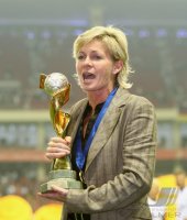 Fussball International Frauen Weltmeisterschaft  FINALE: Trainerin Neid (GER) mit WM Pokal