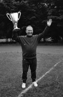 Fussball Europapokal Saison 1966/1967: Trainer Cajkovski mit Pokal