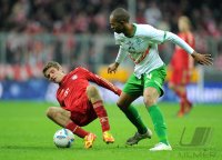 Fussball 1. Bundesliga, Saison 2011/2012:  Thomas Mueller (li, FC Bayern Muenchen) gegen Naldo (SV Werder Bremen)