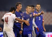 Fussball Nationalmannschaft : (v. li., ) Egemen Korkmaz (Tuerkei) gegen Mario Mandzukic (Kroatien) gegen Ivica Olic (Kroatien) gegen Josip Simunic (Kroatien)