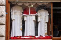 Papstwahl 2013; Des Papstes neue Kleider; Schaufenster der Schneiderei Gammarelli in Rom