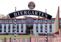 Fussball 1. Bundesliga: Paulaner Treff Biergarten auf dem FC Bayern Trainingsgelaende an der Saebenerstrasse