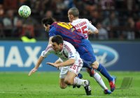 FUSSBALL INTERNATIONAL  CHL Viertelfinale 11/12:  Daniele Bonera (li, AC Mailand) gegen Lionel Messi (Mitte, Barca) gegen Djamel Mesbah (AC Mailand)