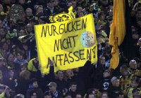 Fussball 1. Bundesliga : BVB Fans mit einem Banner und der Meisterschale