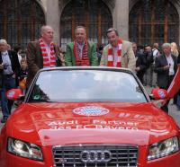 Fussball 1. Bundesliga :   Praesident Hoeness  mit Vorstandsvorsitzender Rummenigge und Vize Hopfner (FC Bayern Muenchen)