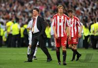 Fussball Champions League Finale: Trainer Louis van Gaal, Holger Badstuber, Thomas Mueller (v. li., FCB)