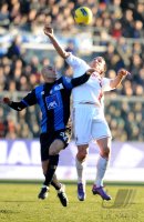 FUSSBALL SERIE A:  Ferri Michele (li, Atalanta) gegen (Zlatan Ibrahimovic (re, AC Mailand)