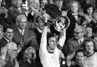 FC Bayern Muenchen Europapokalsieger 1974: Franz Beckenbauer mit dem Pokal