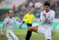 Fussball: 1. Bundesliga Saison 2010/2011: Bayern Muenchen, ROBBEN und GOMEZ  am Ball