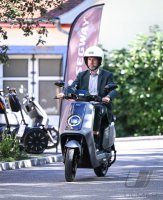 Oberbuergermeister Boris Palmer (Parteilos) bei einer Probefahrten mit einem E-Roller
