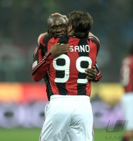 FUSSBALL SERIE A:  (v. li.) JUBEL mit Clarence Seedorf, Cassano Antonio (AC Mailand)