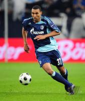 FUSSBALL UEFA CUP: Schalke, ENGELAAR Einzelaktion