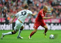 Fussball 1. Bundesliga, Saison 2011/2012:  Roman Neustaedter (li, Borussia Moenchengladbach)  gegen Arjen Robben (re, FC Bayern Muenchen)