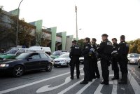 Fussball Regionalliga Sued 2011/2012:  Polizei Aufgebot vor dem Spiel am Gruenwalder Stadion