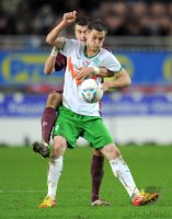 Fussball 1. Bundesliga, Saison 2011/2012: Lukas Schmitz (li, SV Werder Bremen) gegen Olcay Sahan (1. FC Kaiserslautern)