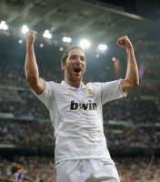 FUSSBALL  CHL  Saison 2011/2012:  JUBEL Gonzalo Higuain (Real Madrid)