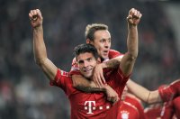 Fussball 1. Bundesliga : Jubel nach dem Tor zum 1:2 Mario Gomez , oben auf Rafinha (FC Bayern Muenchen)
