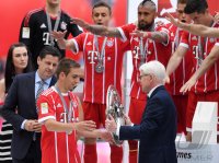 Fussball, 1. Bundesliga  Saison 16/17: Jubel FC Bayern Muenchen mit Schale