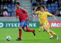 Fussball U21-Europameisterschaft 2011: Adrian (li, Spanien) gegen Maxym Biliy (re, Ukraine)
