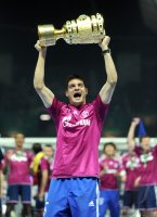 Fussball: DFB Pokal Finale:  Angelos Charisteas (FC Schalke 04) jubelt mit POKAL