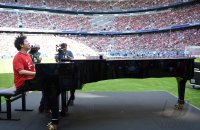 Fussball 1. Bundesliga 15/16: Star Pianist Lang Lang (China)