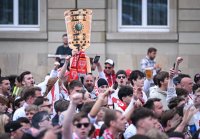 Fussball DFB Pokal Finale 24/25: Arminia Bielefeld - VfB Stuttgart, Public Viewing auf dem Schlossplatz