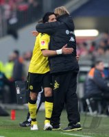 Fussball 1. Bundesliga : Lucas Barrios umarmt bei der Auswechslung Trainer Juergen Klopp (v. li., Borussia Dortmund)