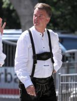 1. Fussball Bundesliga : FC Bayern in Lederhosen bei Paulaner