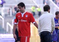 Fussball 3. Bundesliga:  AUSWECHSLUNG Luca Toni mit Trainer Mehmet Scholl