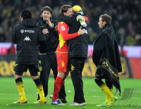 Fussball 1. Bundesliga, Saison 2011/2012: Torwart Roman Weidenfeller umarmt Trainer Juergen Klopp (v. li., Borussia Dortmund) rechts Mario Goetze (Borussia Dortmund)