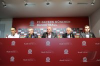 Basketball 1. Bundesliga 2011/2012:  Trainer Dirk Bauermann , Klaus Josef Lutz (Vorstandsvorsitzender der BayWa AG ) Praesident Uli Hoeness , Bernd Rauch , Christian Gadenne (v. li., FC Bayern Muenchen)