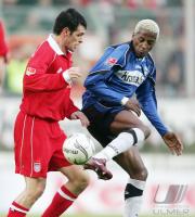 Fussball 1. Bundesliga: Bielefeld - Bayern, Zweikampf