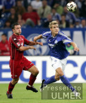 Fussball 1. Bundesliga: Schalke - Kaiserslautern, Zweikampf